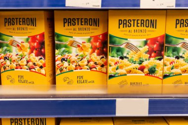 Minsk / Belarus - 20 Mart 2020: Mağazada spagetti paketleri. Karantina-2020 kavramı