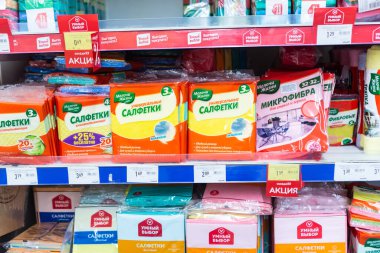 Minsk / Belarus - 20 Mart 2020: süpermarkette temizlik malzemeleriyle dolu raf