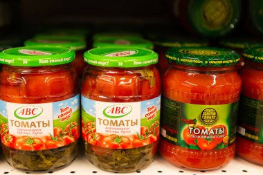 Minsk / Belarus - 20 Mart 2020: Dükkandaki raflarda domates turşusu