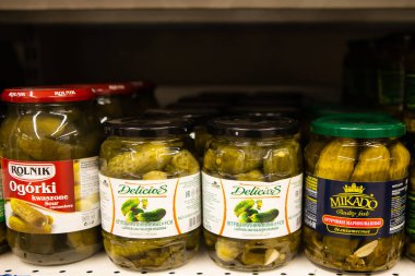 Minsk / Belarus - 20 Mart 2020: Hıyar salatalığı turşusu ve salatalık turşusu