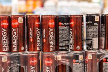 Minsk / Belarus - 20 Mart 2020: mağazada enerji içecekleri 