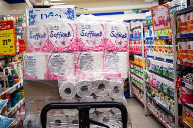 Minsk / Belarus - 20 Mart 2020: Dükkanda tuvalet kağıdı bulunan palet