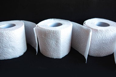 Siyah arka planda tuvalet kağıdı ruloları, karantina kavramı. 