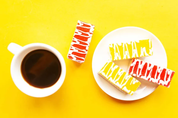 Вкусные Яркие Торты Тарелке Чашке Кофе Вид Сверху Яркий Желтый — стоковое фото