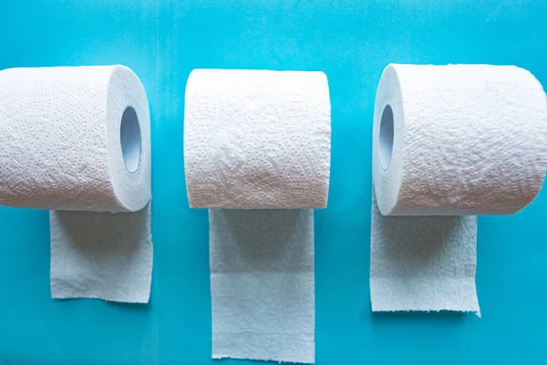 Tiga Tisu Toilet Tergulung Latar Belakang Biru Konsep Karantina 2020 — Stok Foto