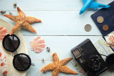 Yaz aksesuarları, kamera ve belgelerle dolu düz bir fotoğraf. Yaz tatili kavramı. Seyahat kavramı