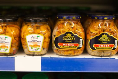 Minsk / Belarus - 20 Mart 2020: Dükkandaki raflarda sebze turşusu