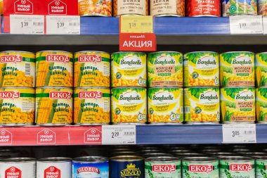 Minsk / Belarus - 20 Mart 2020: mağazadaki rafta konserve bezelye ve konserve mısır