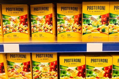 Minsk / Belarus - 20 Mart 2020: Mağazada spagetti paketleri. Karantina-2020 kavramı