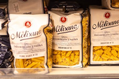 Minsk / Belarus - 20 Mart 2020: Mağazada spagetti paketleri. Karantina-2020 kavramı