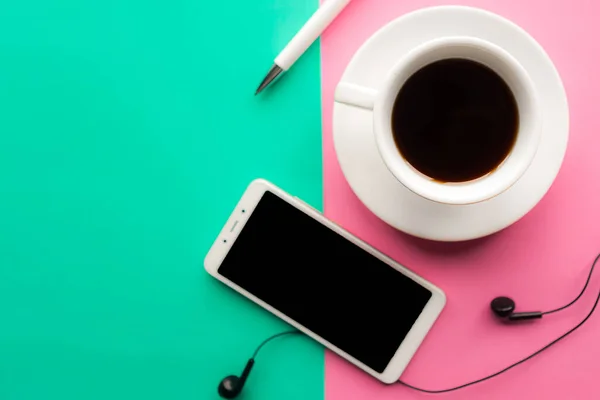 Taza Café Teléfono Móvil Con Pantalla Maqueta Negra Sobre Fondo — Foto de Stock