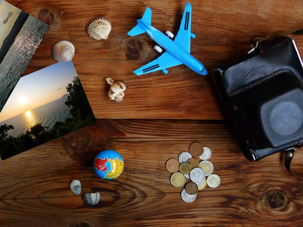 Καλοκαιρινές Διακοπές Έννοια Flatlay Φωτογραφία Αεροπλάνο Παιχνίδι Και Χρήματα Ξύλινο — Φωτογραφία Αρχείου