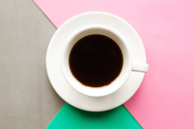 Geometrik pembe, gri ve yeşil kağıtlı kahve fincanı. Asgari konsept