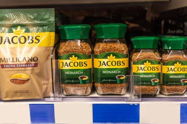 Minsk / Belarus - 20 Mart 2020: mağazada kahve rafı