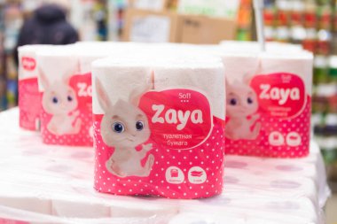 Minsk / Belarus - 20 Mart 2020: Dükkanda tuvalet kağıdı bulunan palet