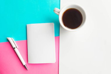 Geometrik mavi, pembe ve beyaz arkaplanda beyaz model boş