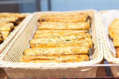 Dükkanda hamur işleri olan tezgah.