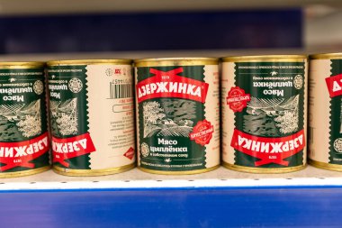 Minsk / Belarus - 20 Mart 2020: Dükkandaki raflarda konserve et. Karantina 2020 konsepti