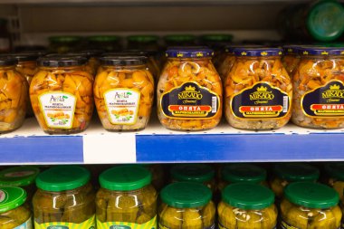 Minsk / Belarus - 20 Mart 2020: Dükkandaki raflarda sebze turşusu