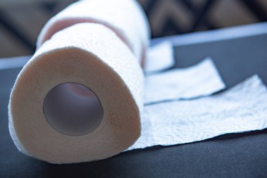Siyah arka planda tuvalet kağıdı ruloları, karantina kavramı. 