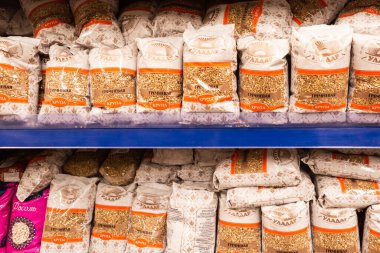 Minsk / Belarus - 20 Mart 2020: Dükkandaki raflarda karabuğday. Koronavirüs yüzünden panik. Karantina-2020 kavramı