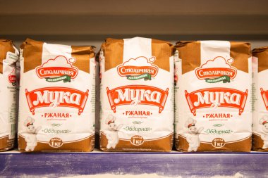 Minsk / Belarus - 20 Mart 2020: mağazada un dolu raf