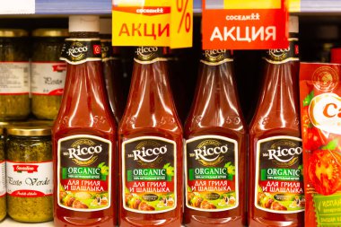 Minsk / Belarus - 20 Mart 2020: mağazada ketçaplı raf