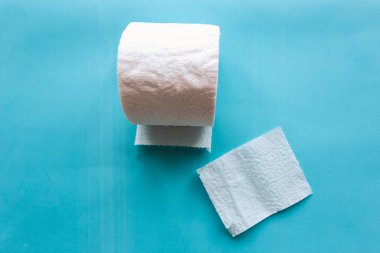 Tuvalet kağıdı mavi arka planda. Karantina 2020