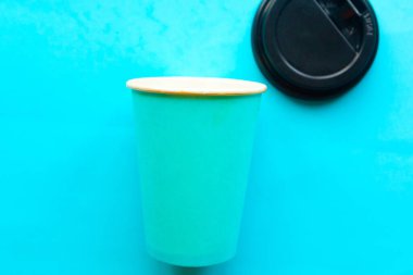 Mavi arka plandaki kahve fincanını kaldır, en düşük konsept.