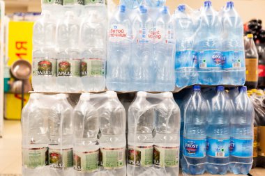 Minsk / Belarus - 20 Mart 2020: Mağazada şişe su. Karantina-2020 kavramı