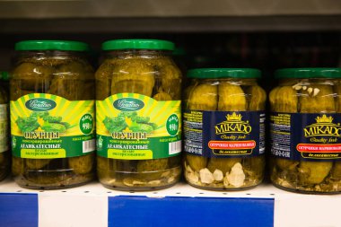 Minsk / Belarus - 20 Mart 2020: Mağazadaki raflarda salatalık turşusu