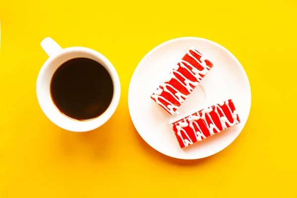 Вкусные Цветные Торты Тарелке Чашке Кофе Вид Сверху Яркий Желтый — стоковое фото