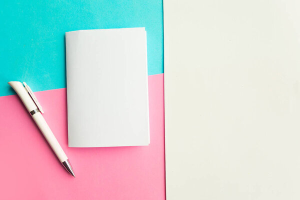 Белый макет бланка на геометрическом синем, розовом и белом фоне
