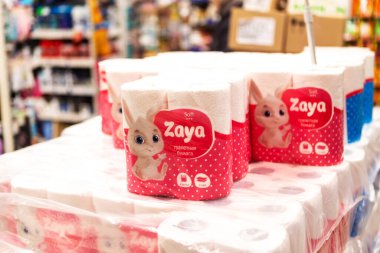 Minsk / Belarus - 20 Mart 2020: Dükkanda tuvalet kağıdı bulunan palet