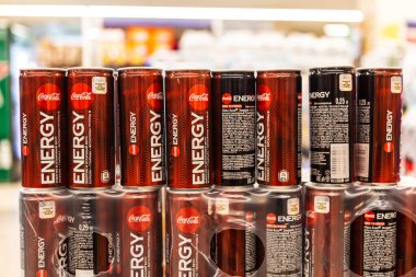 Minsk / Belarus - 20 Mart 2020: mağazada enerji içecekleri 