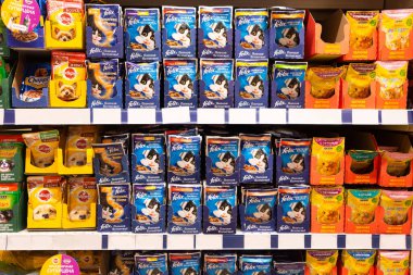 Minsk / Belarus - 20 Mart 2020: Mağazadaki rafta kedi maması