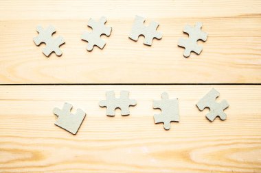 Ahşap arka planda birkaç bilmece var. Evde kal konsepti