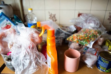 Minsk / Belarus - 20 Mart 2020: Mutfakta farklı yiyecekler. Evde kal konsepti. Karantina konsepti