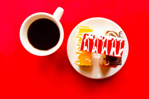 Вкусные Цветные Торты Тарелке Чашке Кофе Вид Сверху Яркий Красный — стоковое фото