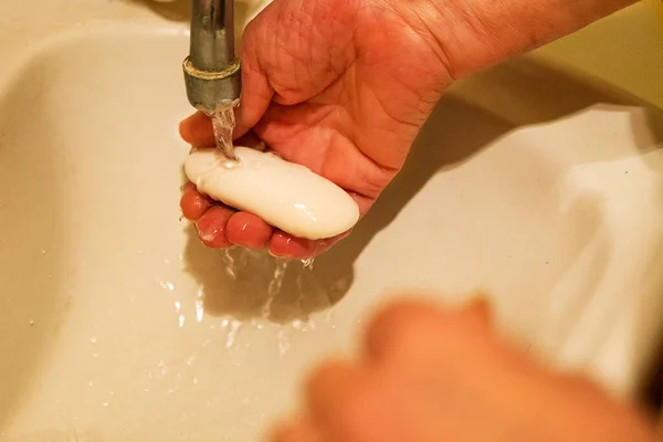 Vrouw Wast Haar Handen Onder Een Stroom Van Water Zeep — Stockfoto