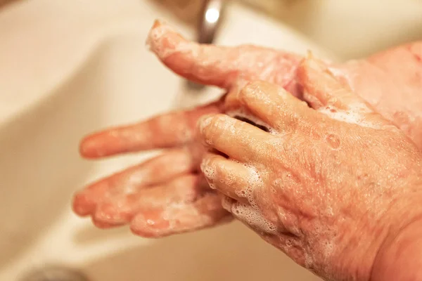Wanita Mencuci Tangannya Bawah Aliran Sabun Dan Air Konsep Covid19 — Stok Foto