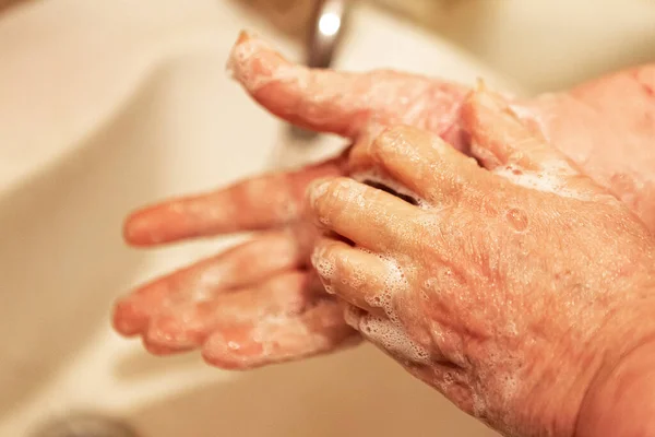 Mujer Lava Las Manos Bajo Chorro Agua Jabón Concepto Covid19 —  Fotos de Stock