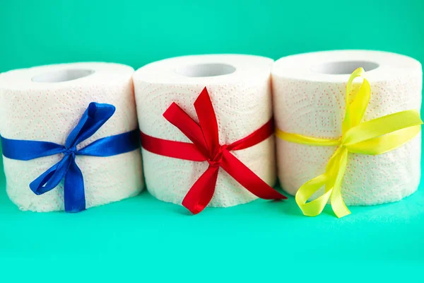 Rollos Papel Higiénico Con Lazos Regalo Sobre Fondo Verde Brillante — Foto de Stock