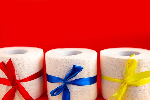 Rollos Papel Higiénico Con Lazos Regalo Sobre Fondo Rojo Brillante — Foto de Stock