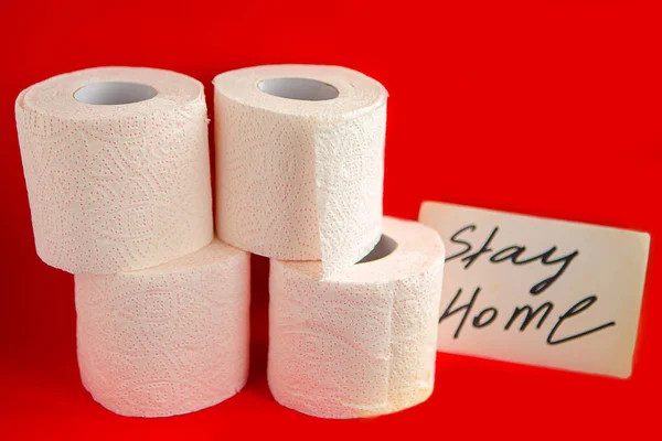 Rollos Papel Higiénico Mensaje Stay Home Sobre Fondo Rojo Brillante — Foto de Stock