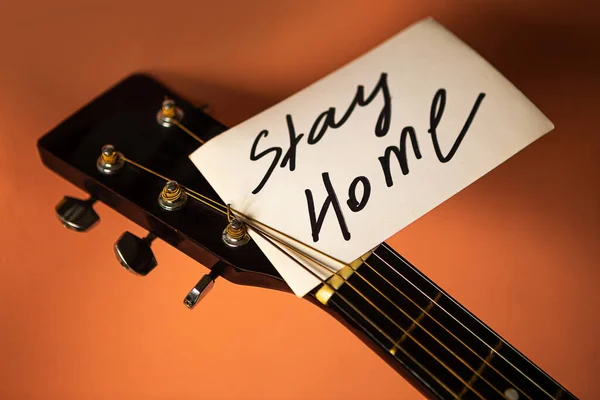 Guitarra Con Tarjeta Stay Home Concepto Cuarentena — Foto de Stock