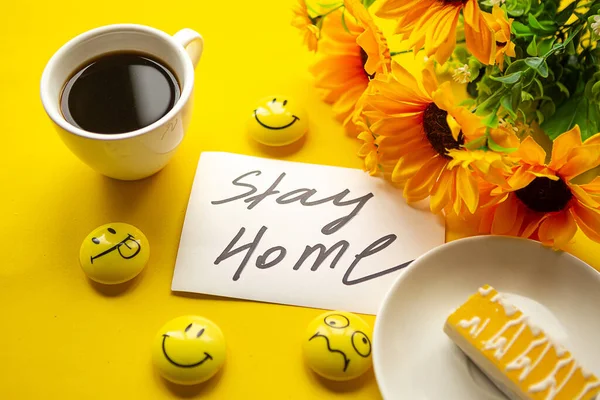 Quarantäne Konzept Flatlay Foto Mit Blumen Und Kaffeetasse Auf Gelbem — Stockfoto