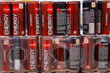 Minsk / Belarus - 20 Mart 2020: mağazada enerji içecekleri