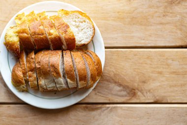 Ahşap zemin üzerinde dilimlenmiş beyaz ekmek, üst manzara