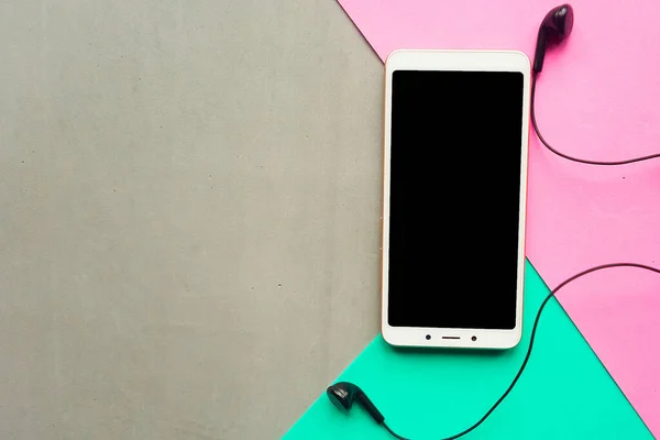 手机有黑色的造型屏幕 几何粉红色 绿色和灰色背景 最低限度概念 — 图库照片